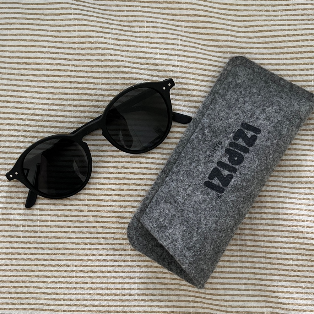 IZIPIZI Black Sunglasses with Gray Case